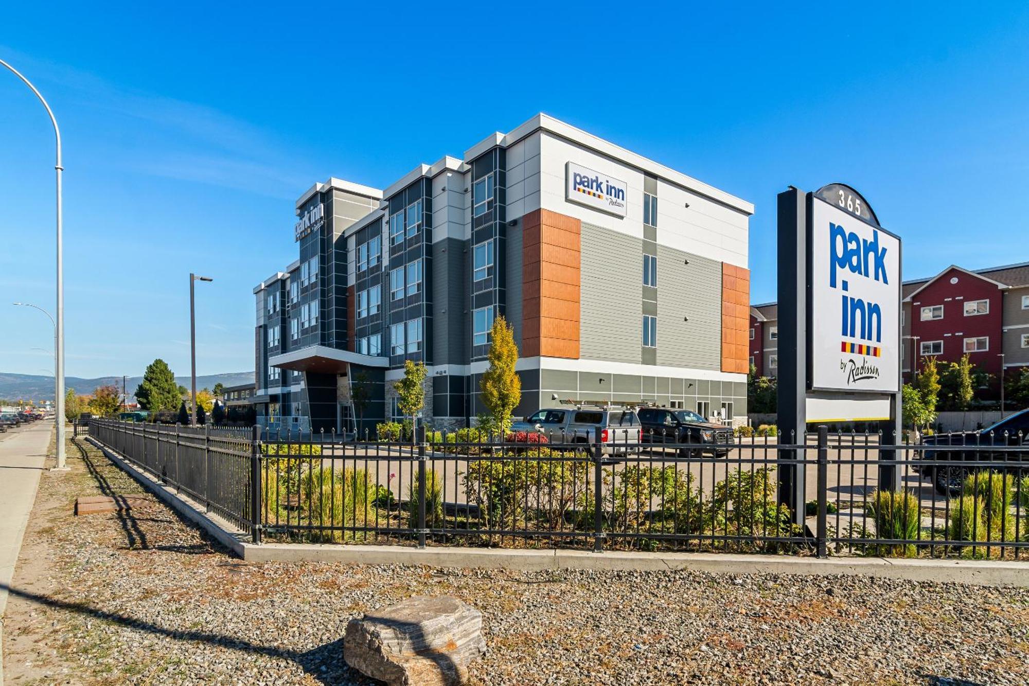 Park Inn By Radisson, Kelowna Exterior foto